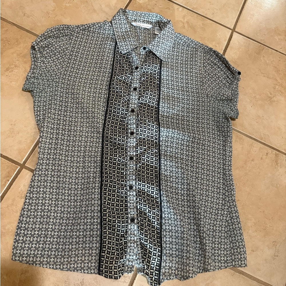 Women's Short-Sleeve Patterned Button-Up Top - Gray